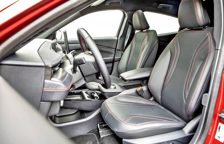 Ford Mustang Mach-E AWD 98 kWh - fotele