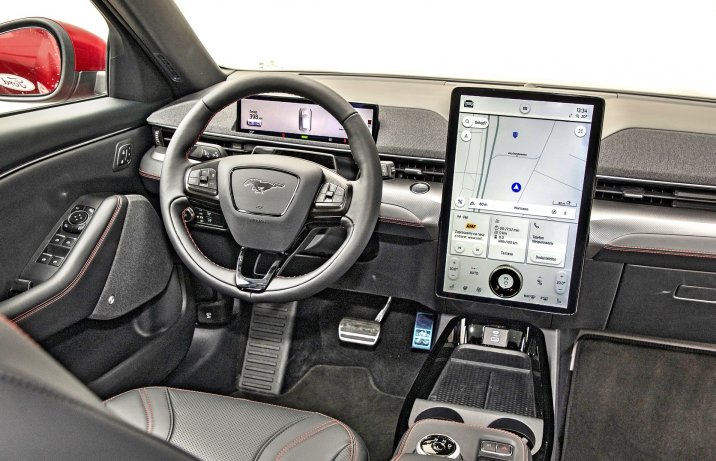 Ford Mustang Mach-E AWD 98 kWh - kokpit