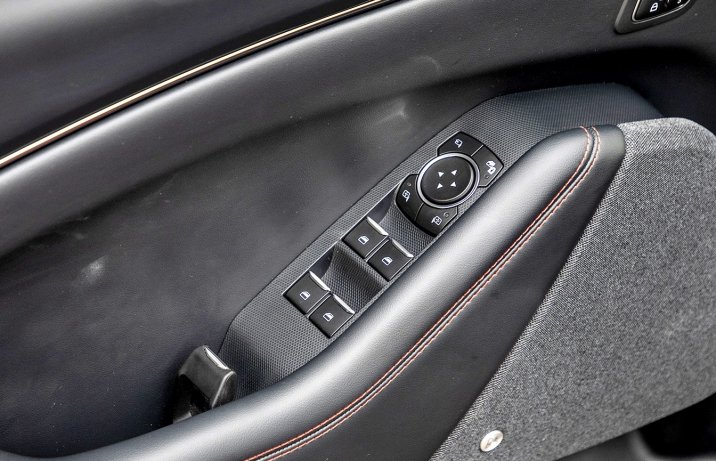 Ford Mustang Mach-E AWD 98 kWh - przyciski