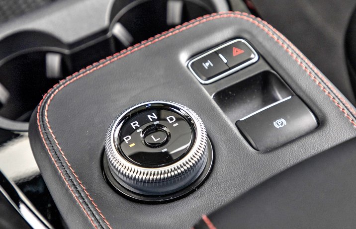 Ford Mustang Mach-E AWD 98 kWh - pokrętło