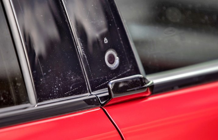 Ford Mustang Mach-E AWD 98 kWh - przycisk