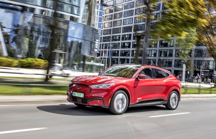 Ford Mustang Mach-E AWD 98 kWh - bok