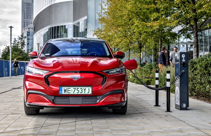 Ford Mustang Mach-E AWD 98 kWh - ładowanie