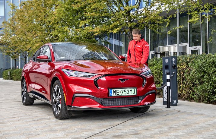 Ford Mustang Mach-E AWD 98 kWh - przód