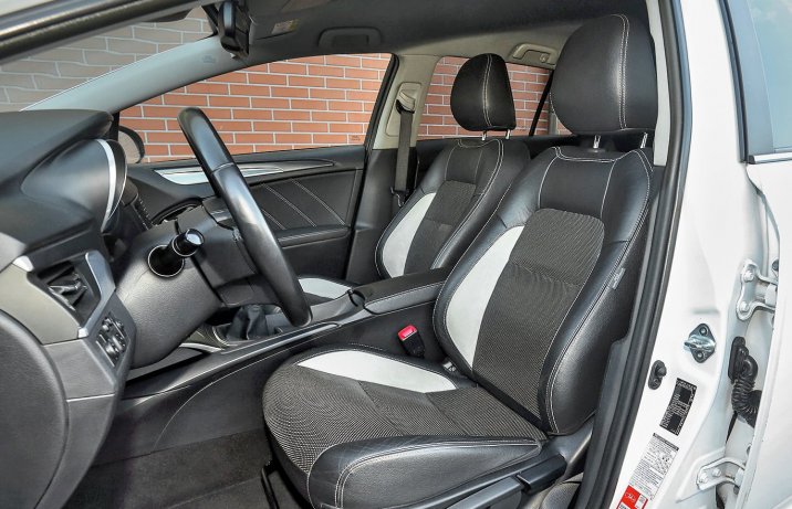 Toyota Avensis III 2.0 D-4D Prestige – fotele