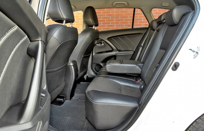 Toyota Avensis III 2.0 D-4D Prestige – kanapa
