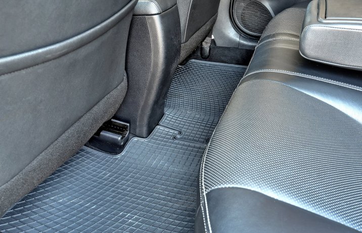 Toyota Avensis III 2.0 D-4D Prestige – podłoga przed kanapą