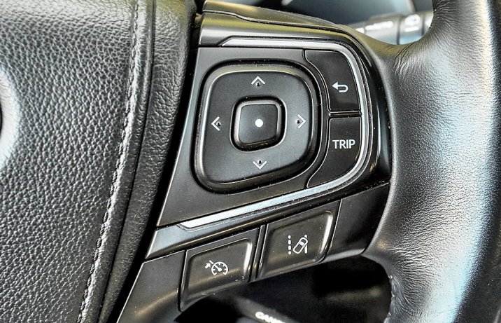 Toyota Avensis III 2.0 D-4D Prestige – przyciski na kierownicy