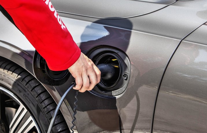 2021 Volvo S90 T8 Polestar - gniazdo ładowania