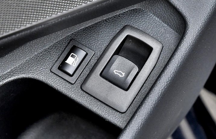 2020 BMW 330e Limuzyna - przycisk