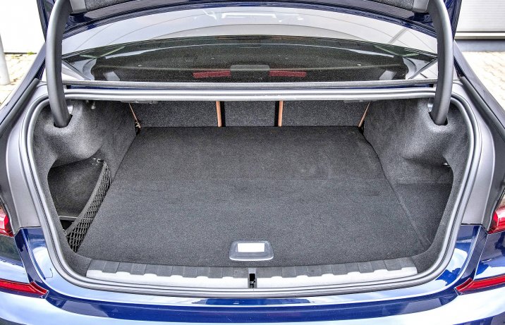 2020 BMW 330e Limuzyna - bagażnik