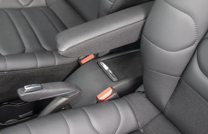 2022 Citroen C3 1.2 PT - podłokietnik