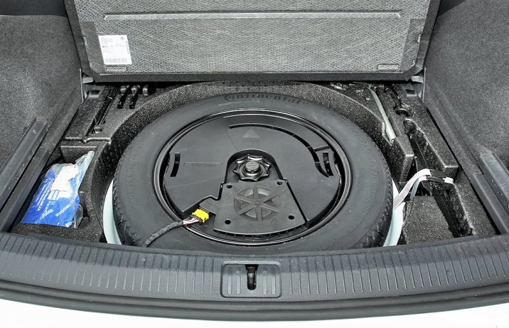Volkswagen Tiguan II 2.0 TDI 4Motion koło dojazdowe w bagażniku