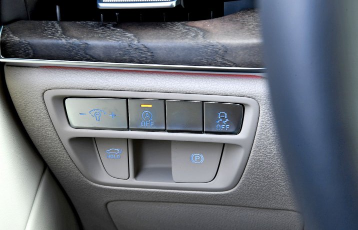 2021 Genesis G80 2.2D - przyciski