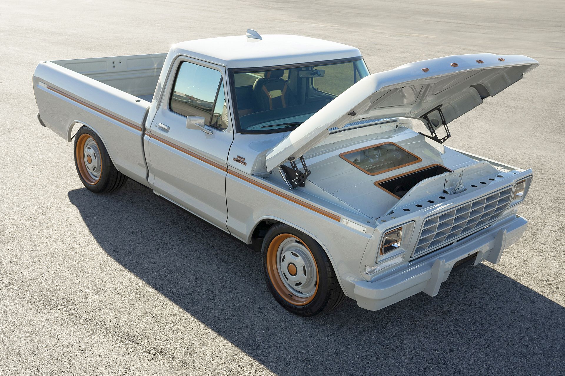 Elektryczny Ford F-100 Eluminator - bagażnik