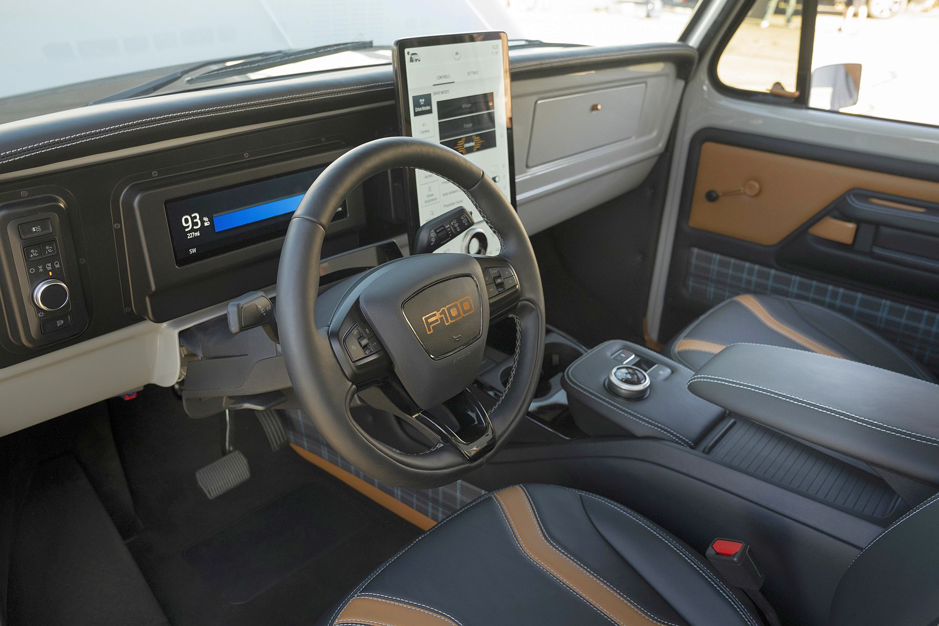 Elektryczny Ford F-100 Eluminator - kokpit