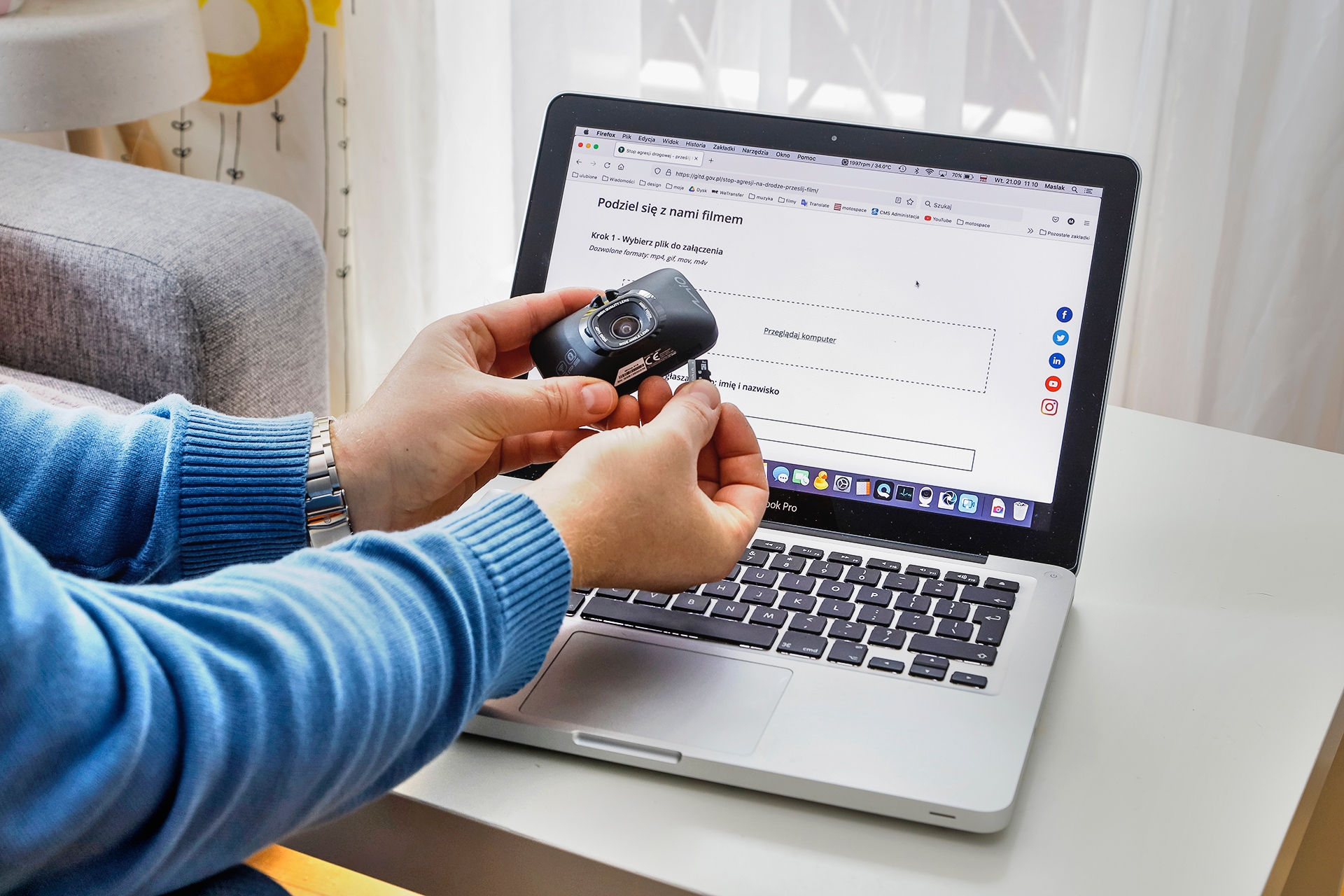 zgywanie filmu z kamery na komputer