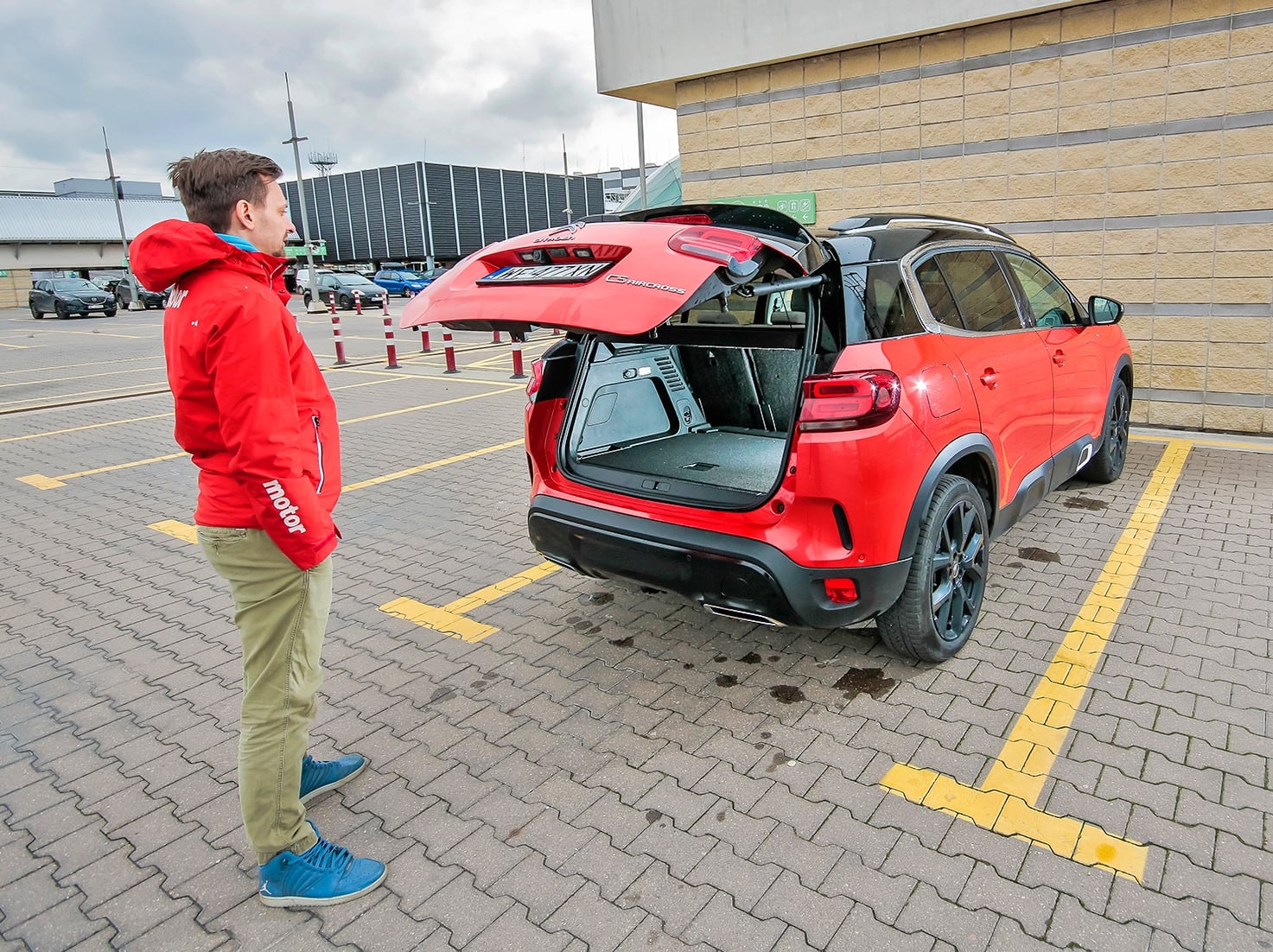 elektrycznie otwierająca się klapa w aucie