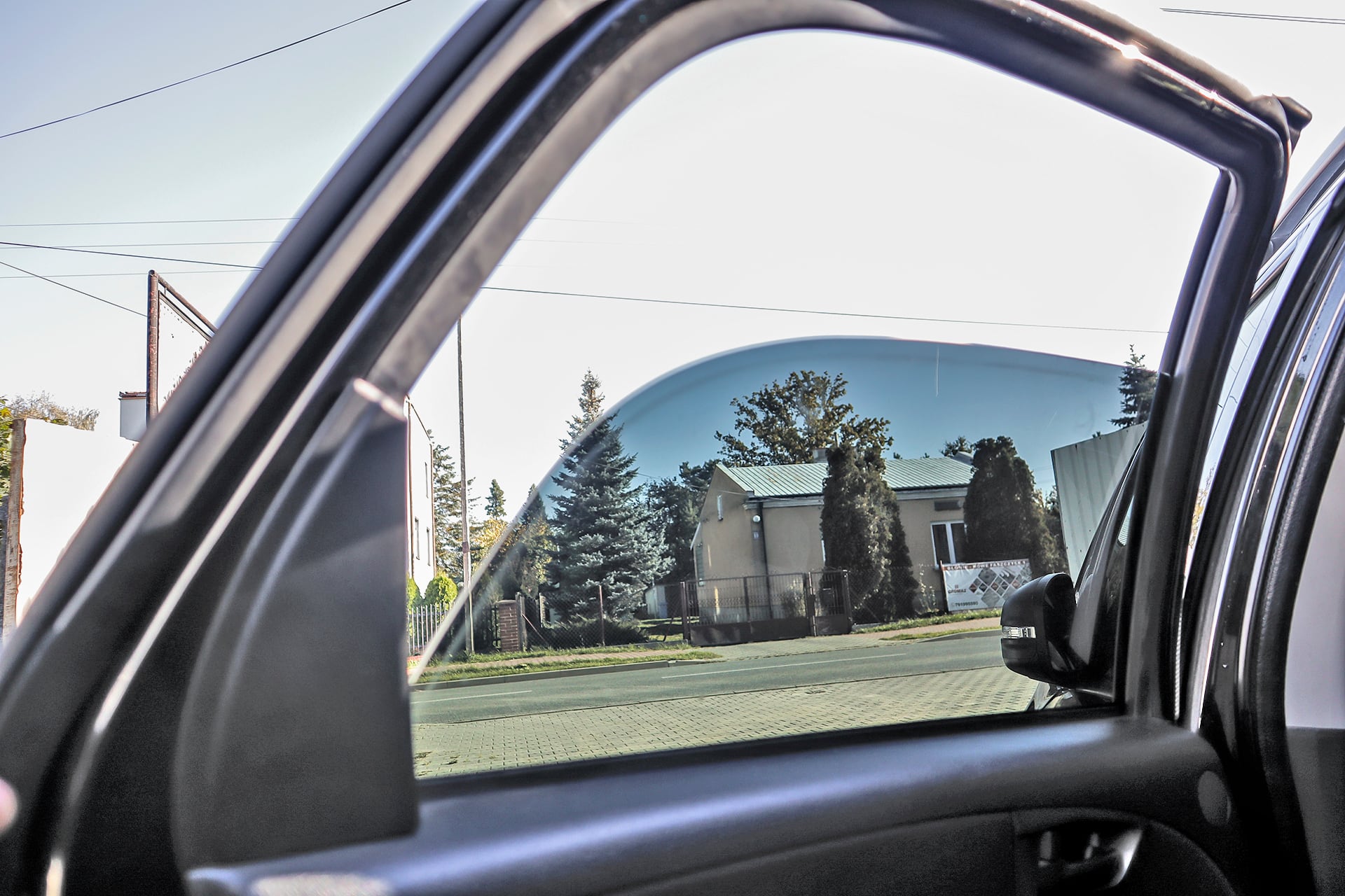 przyciemniona szyba w drzwiach