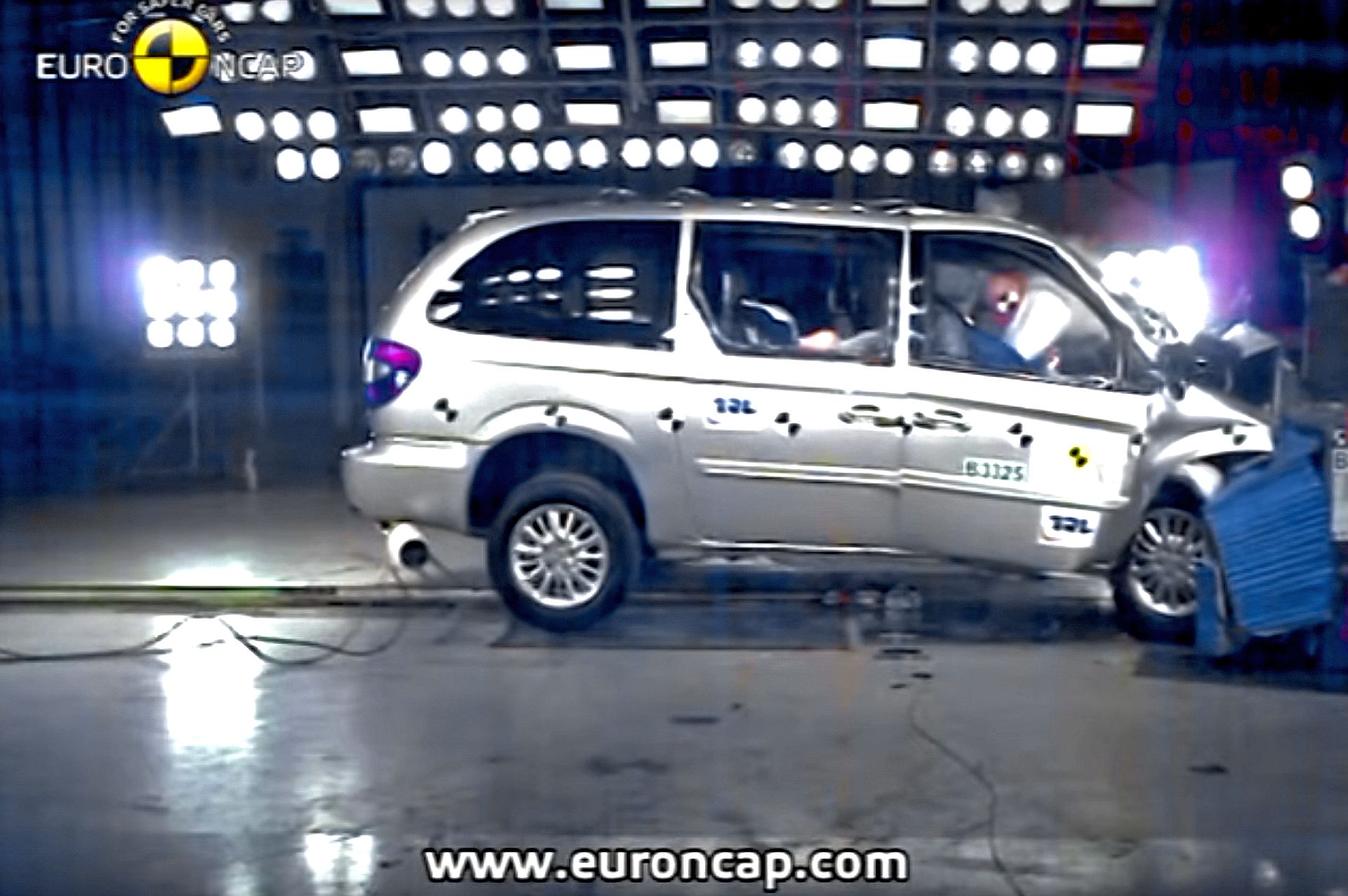 Chrysler Voyqger - crash test