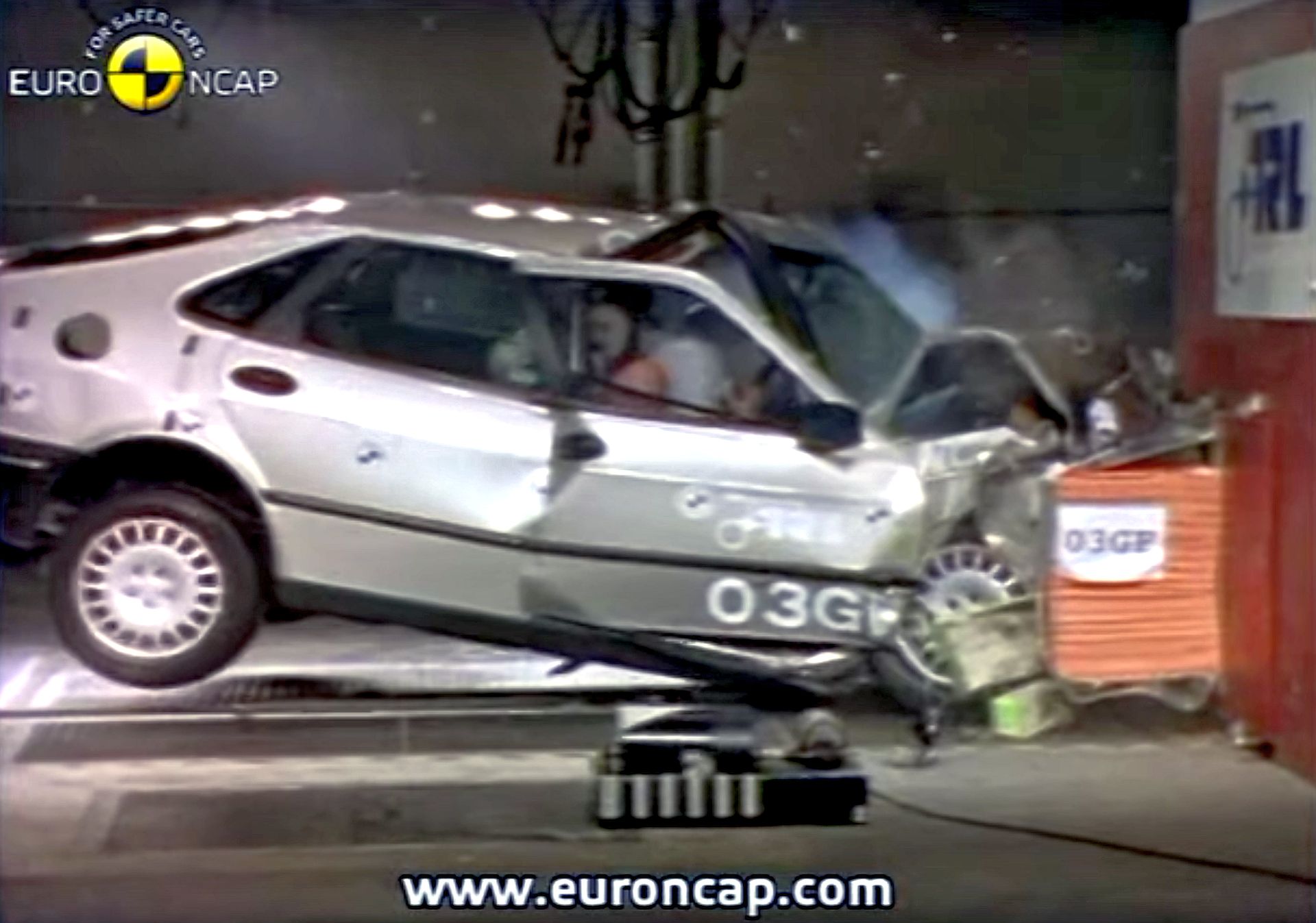 Saab 900 - crash test