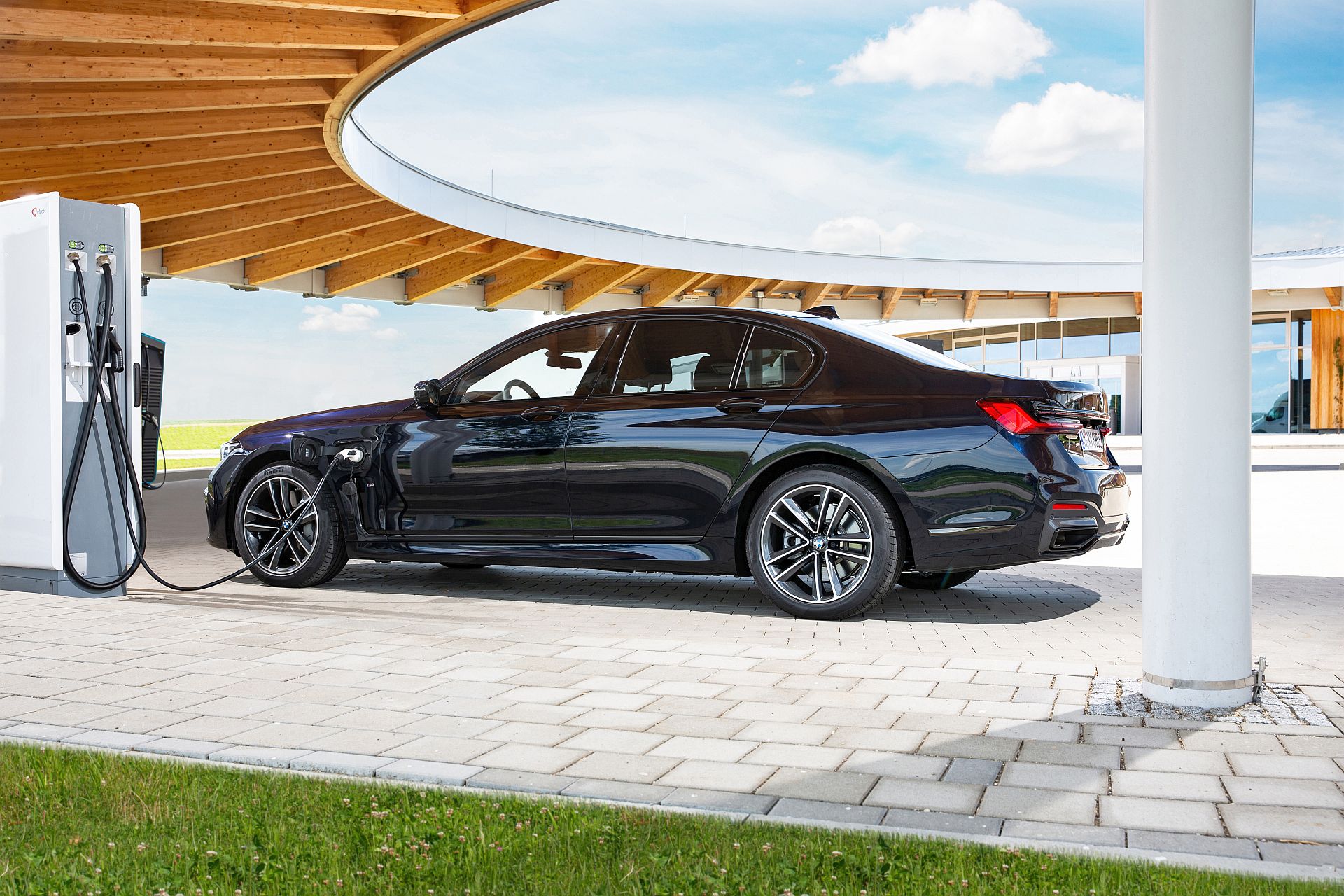 2021 BMW 745