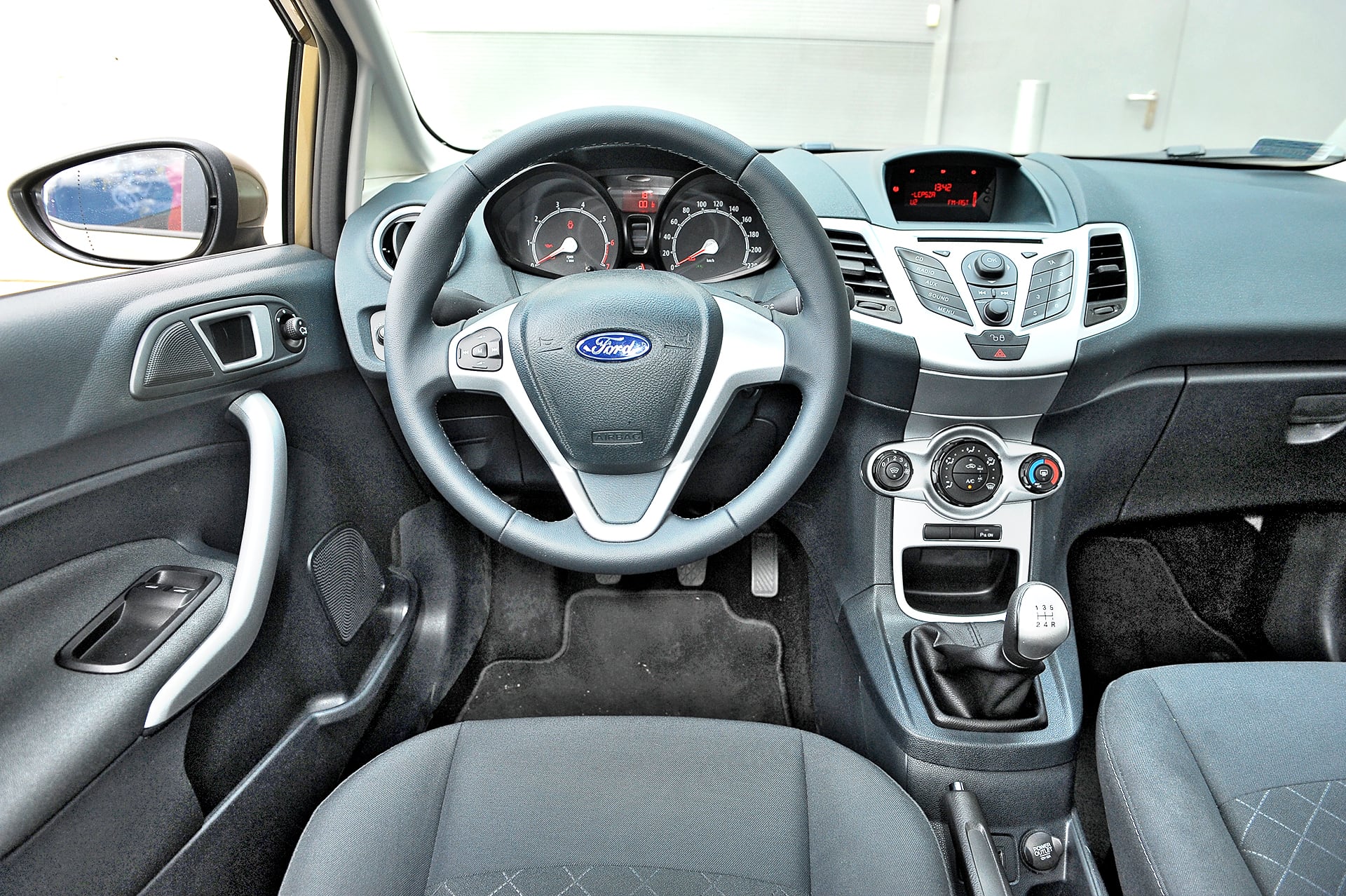 ford fiesta mk7 kokpit