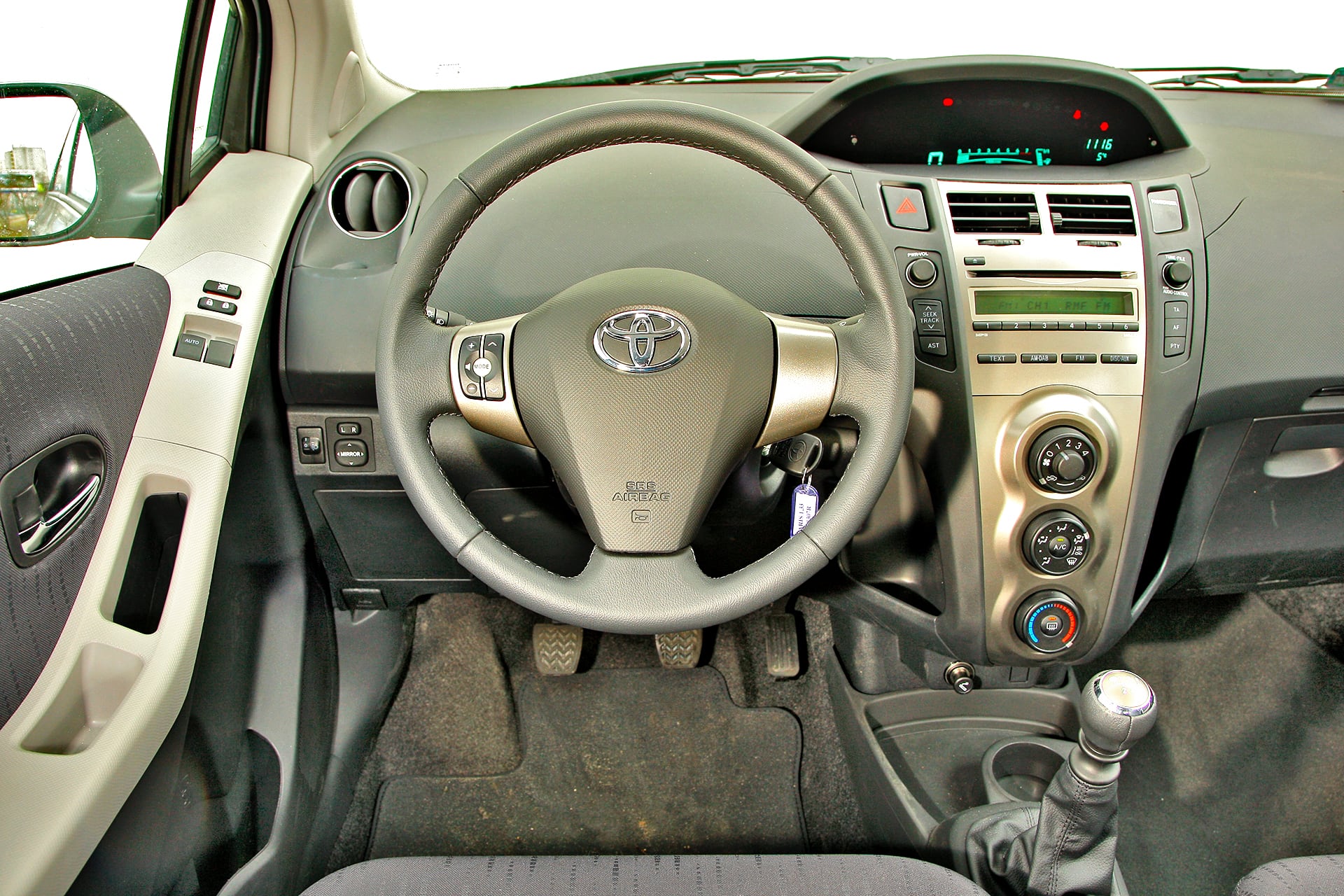 toyota yaris II kokpit
