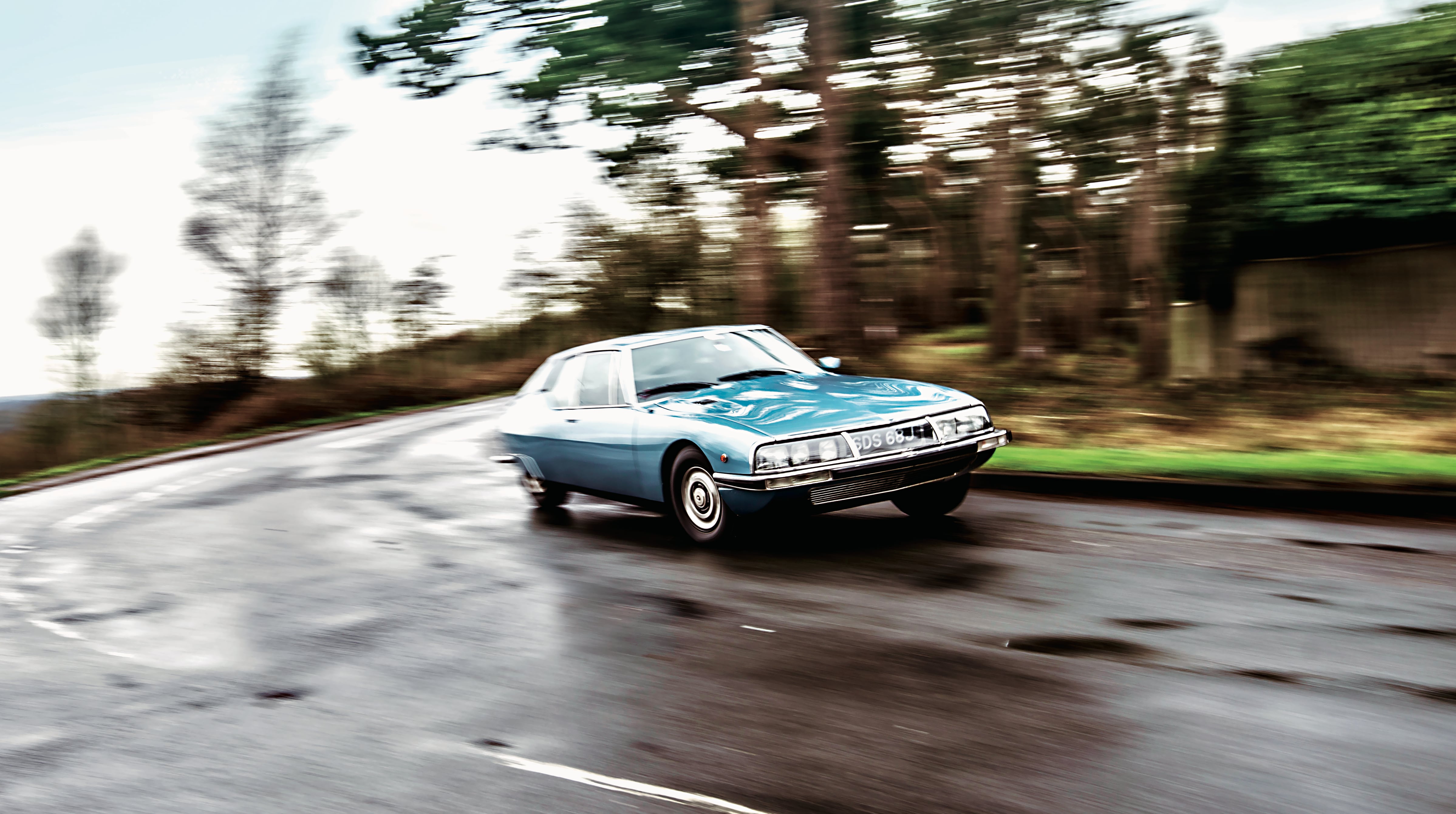 Citroen SM przód i bok w ruchu na łuku drogi