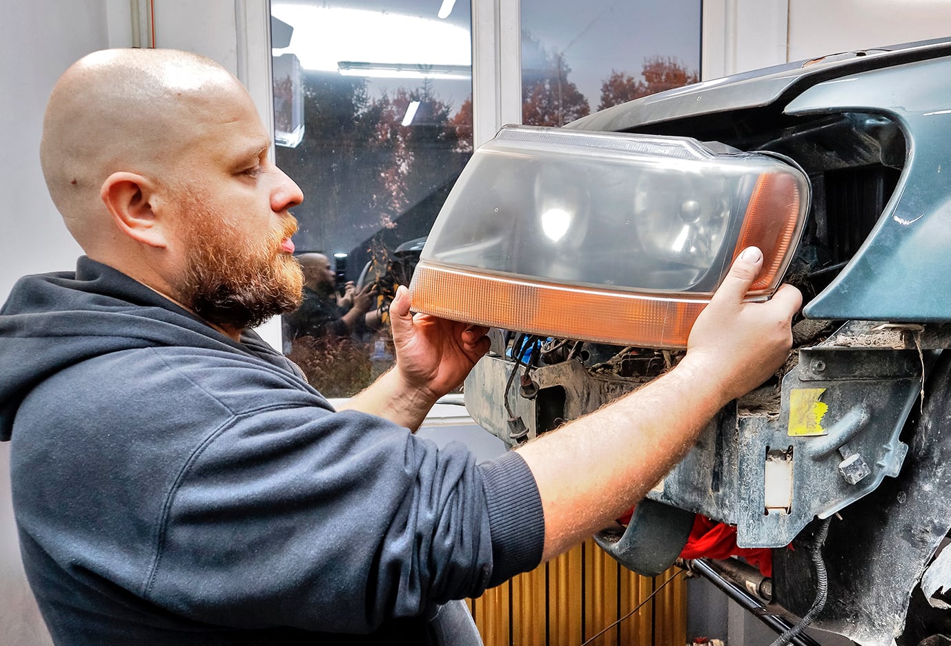 demontaż reflektora