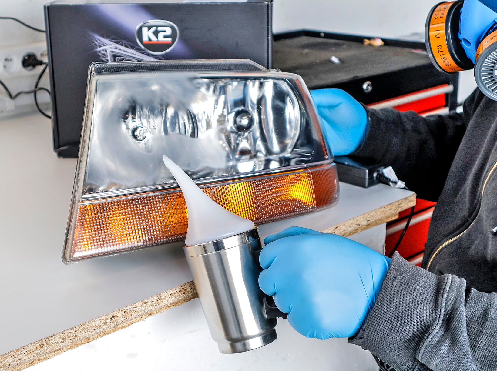 nanoszenie preparatu K2 do regeneracji reflektorów