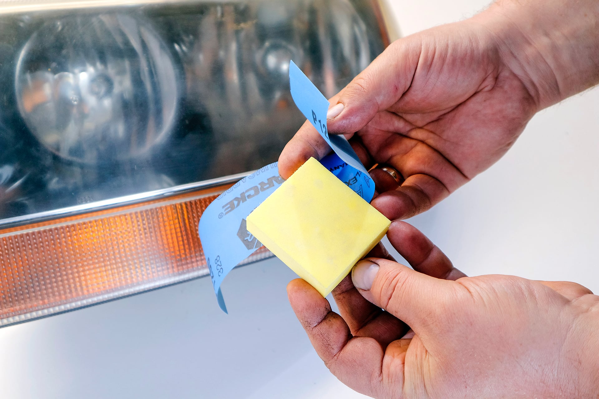 regeneracja reflektorów materiały ścierne