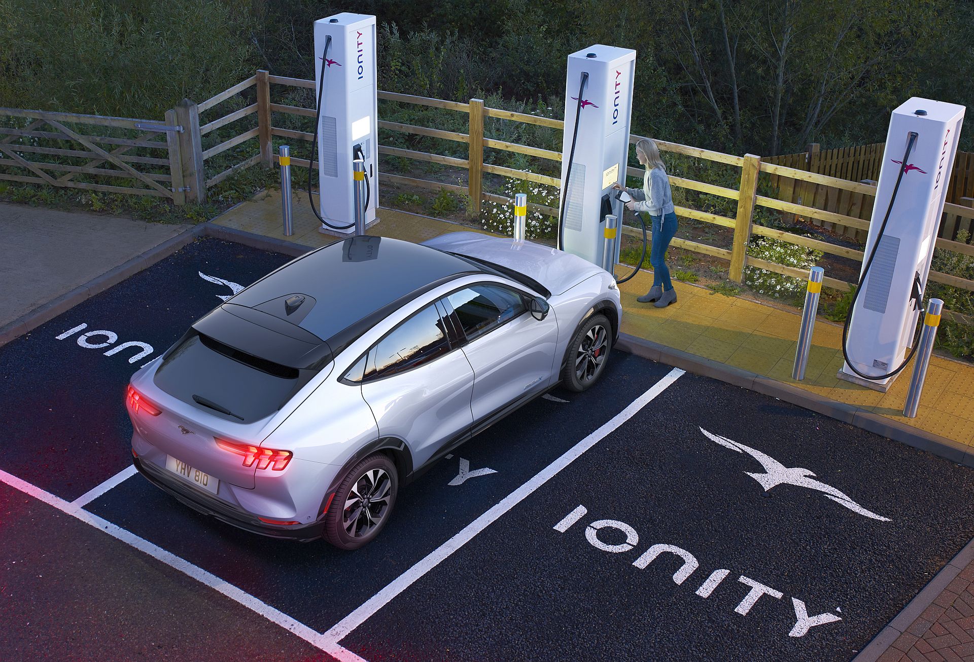 Ford Mustang Mach-E - ładowanie