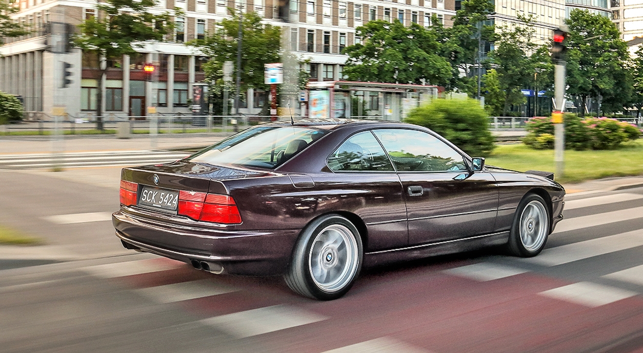 BMW serii 8 E31 tył i bok w ruchu