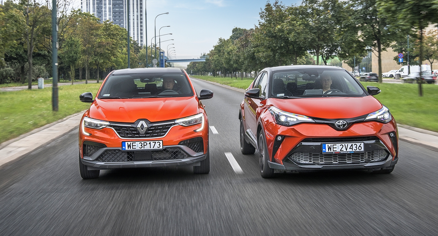 Renault Arkana i Toyota C-HR w ruchu przody