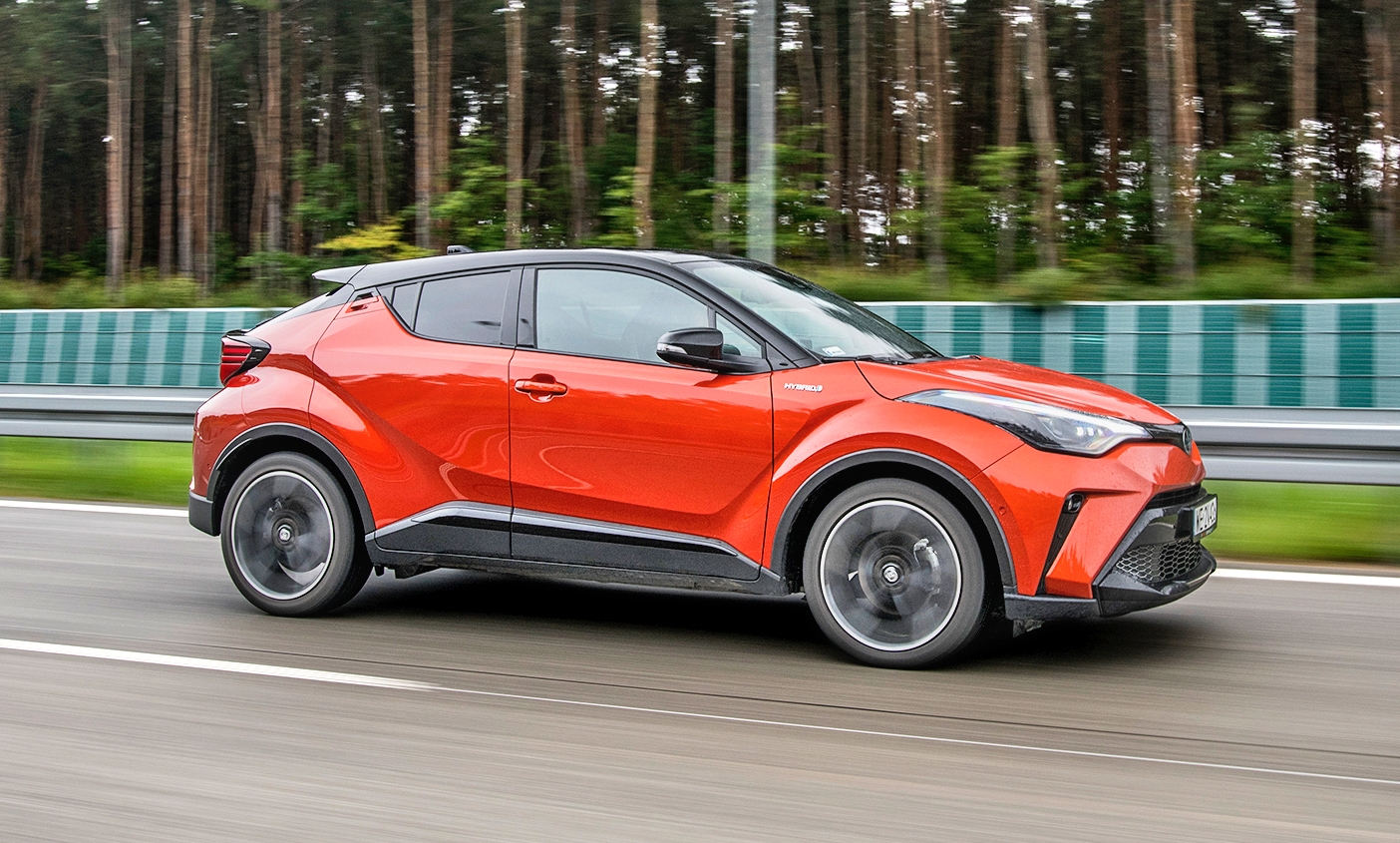 Toyota C-HR bok w ruchu