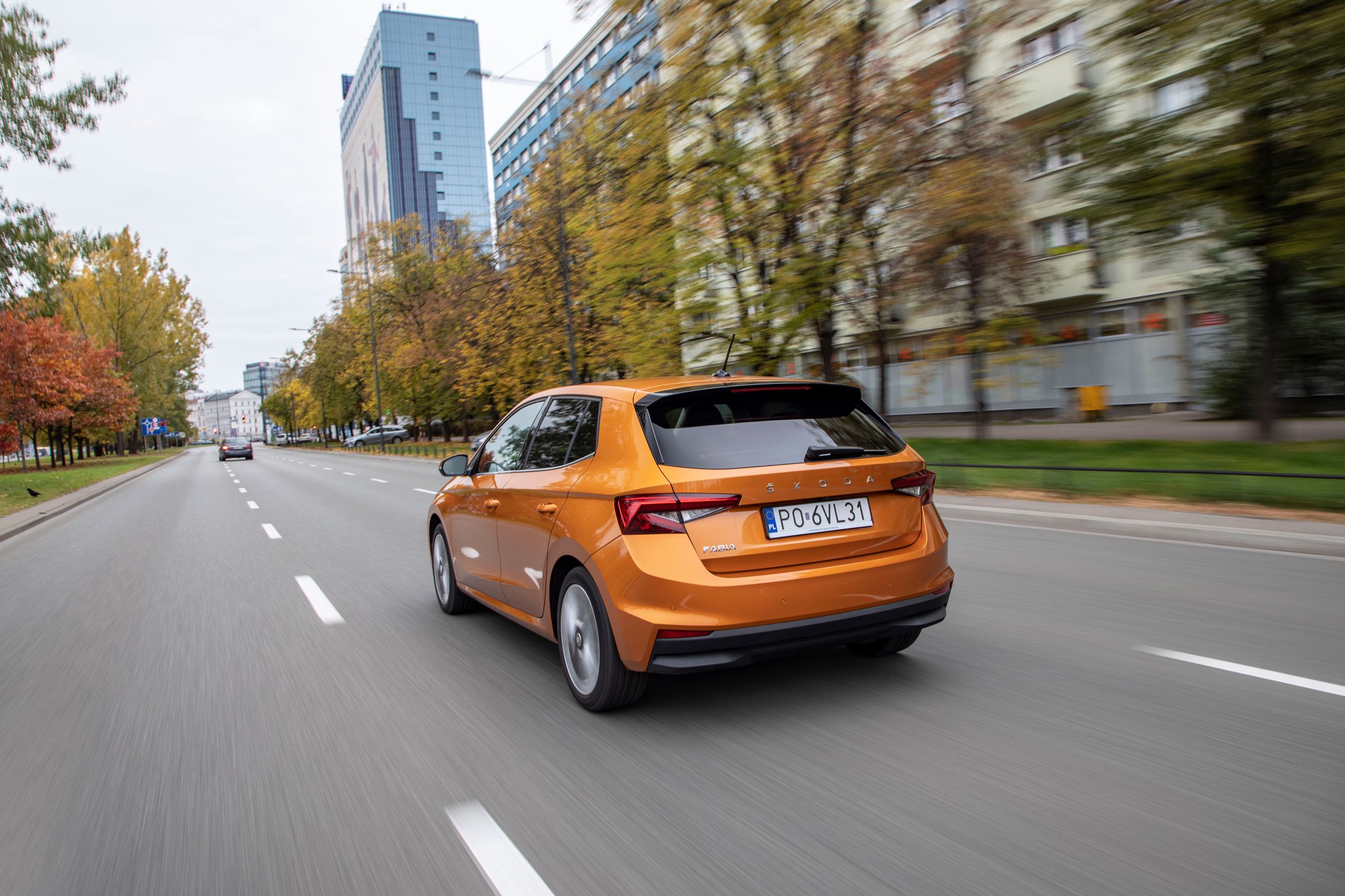 Skoda Fabia w ruchu w mieście tył i bok
