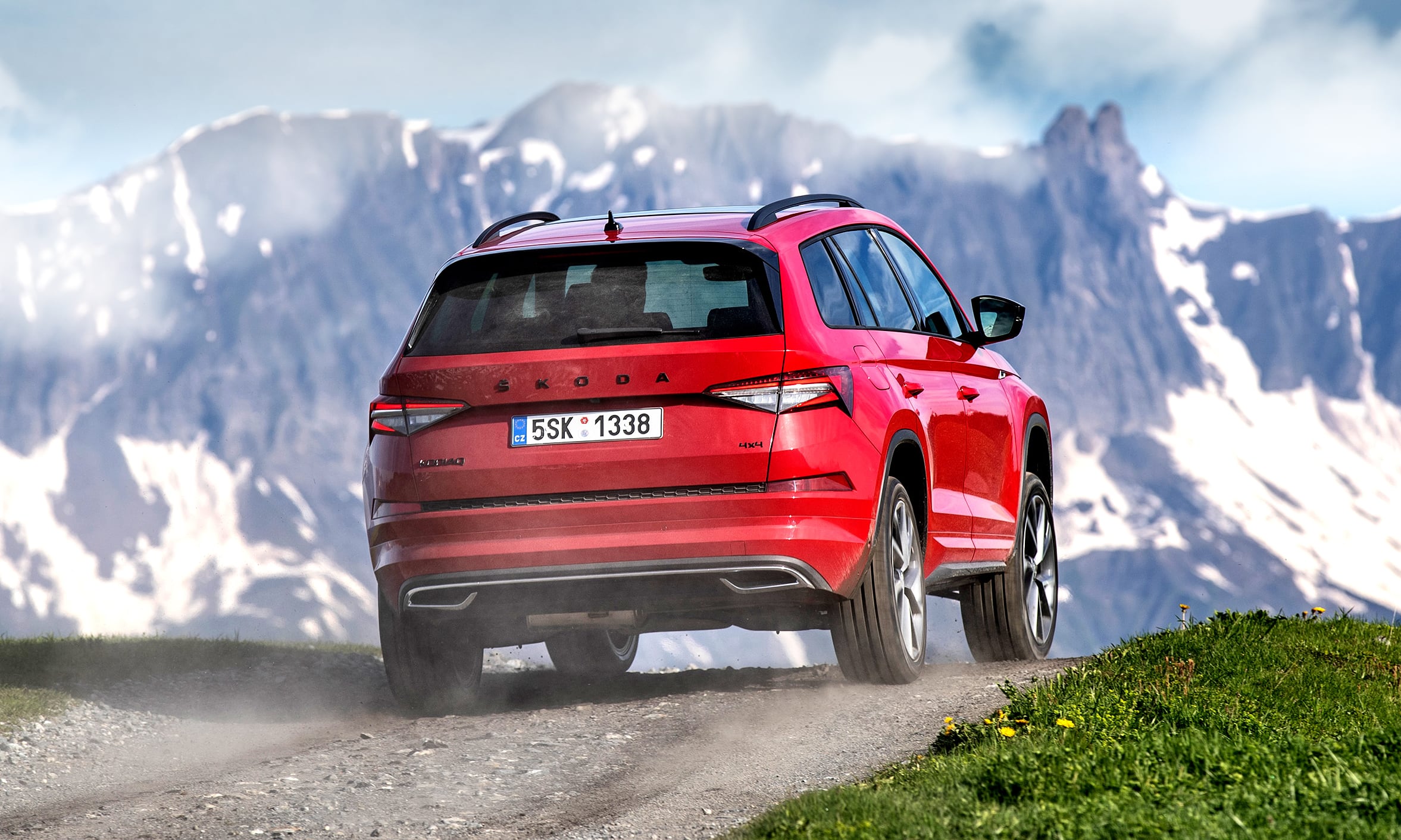 Skoda Kodiaq po liftingu tył na drodze w górach