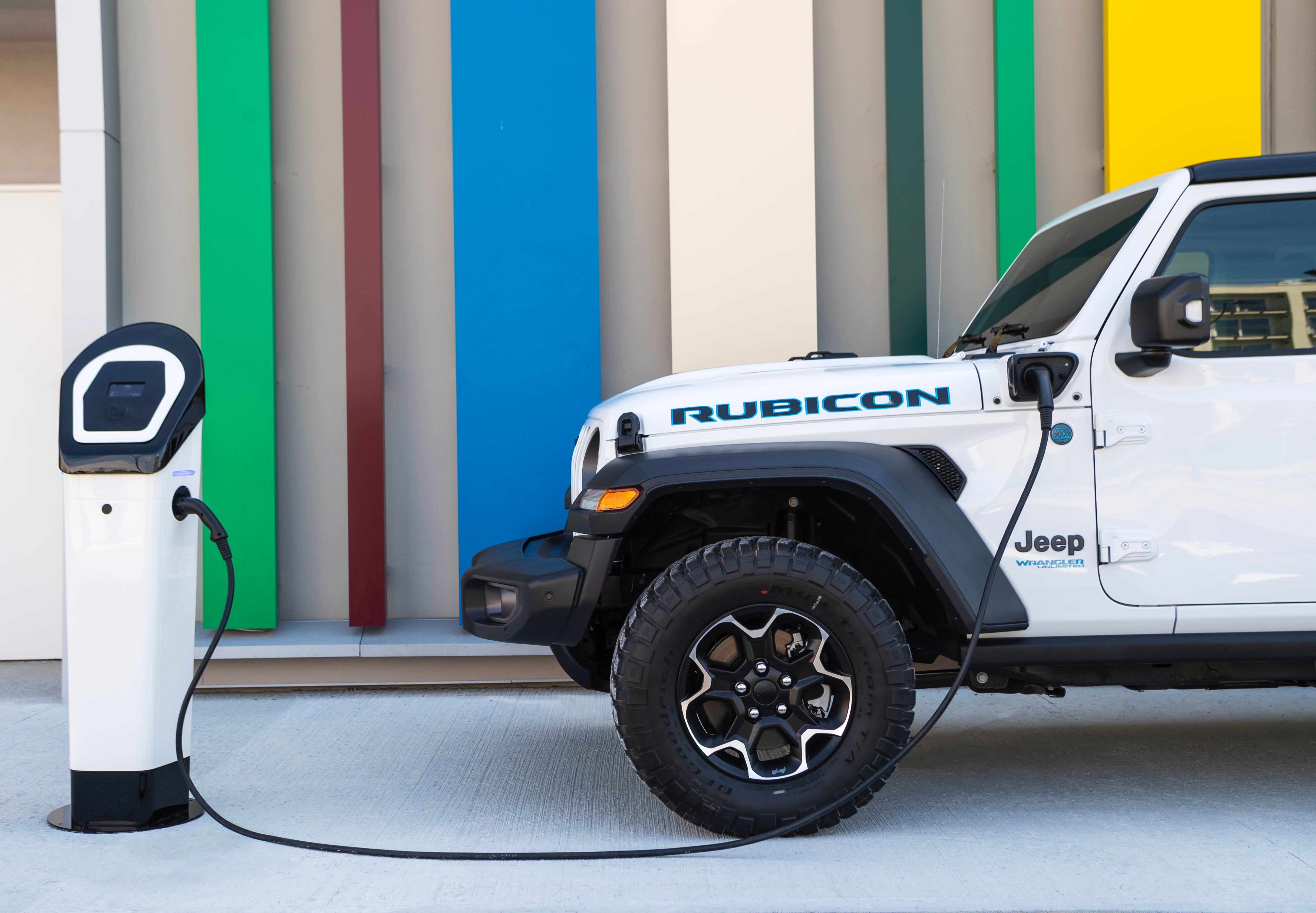 Jeep Wrangler Unlimited 4xe podczas ładowania