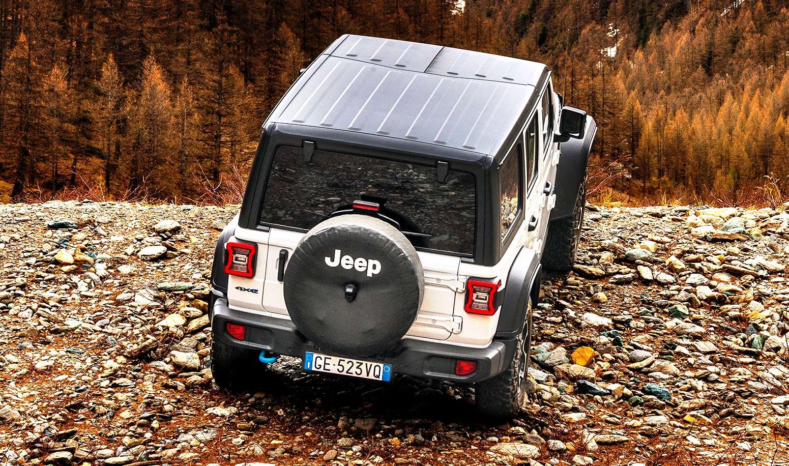 Jeep Wrangler Unlimited 4xe tył w terenie