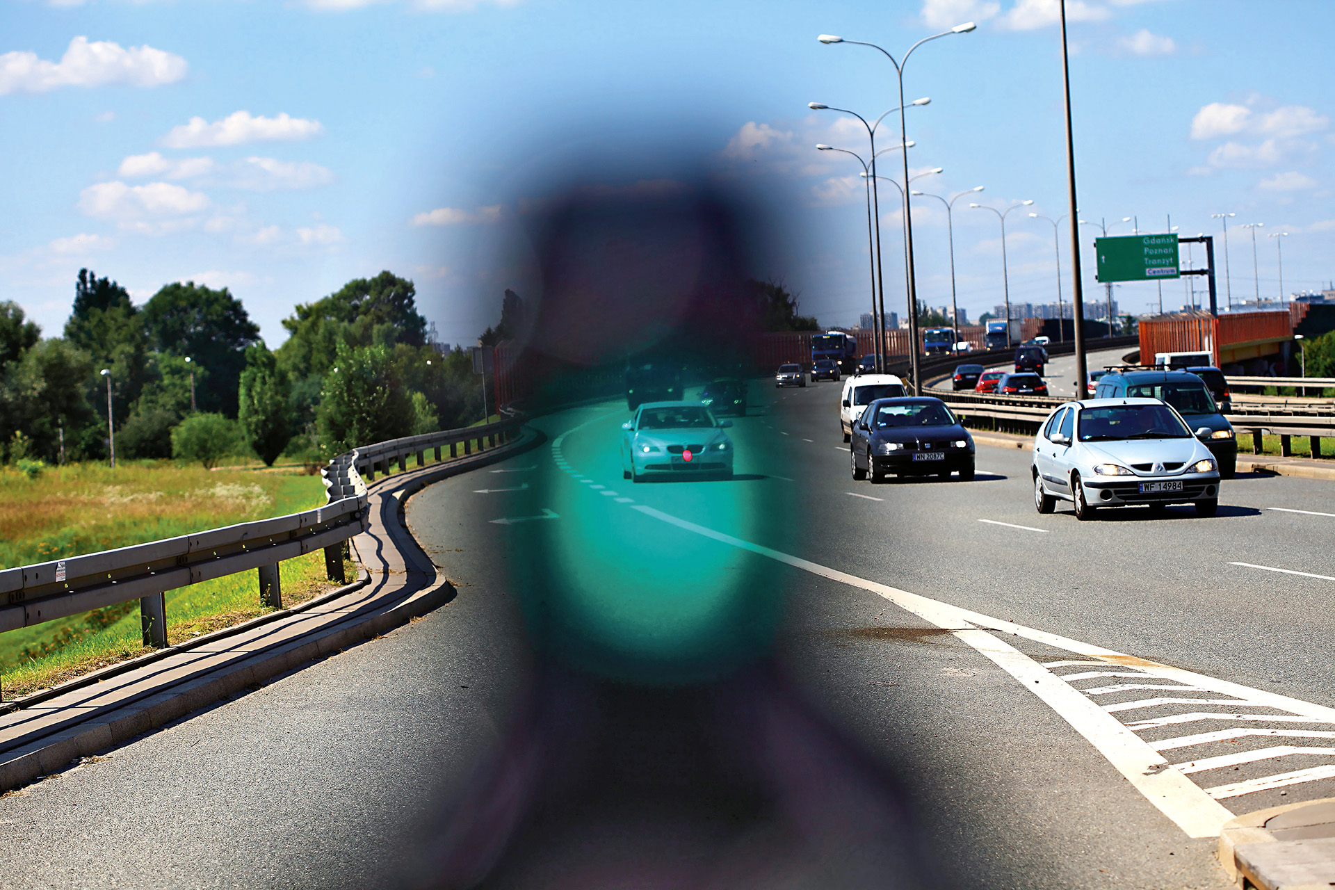 widok przez laserowy miernik prędkości