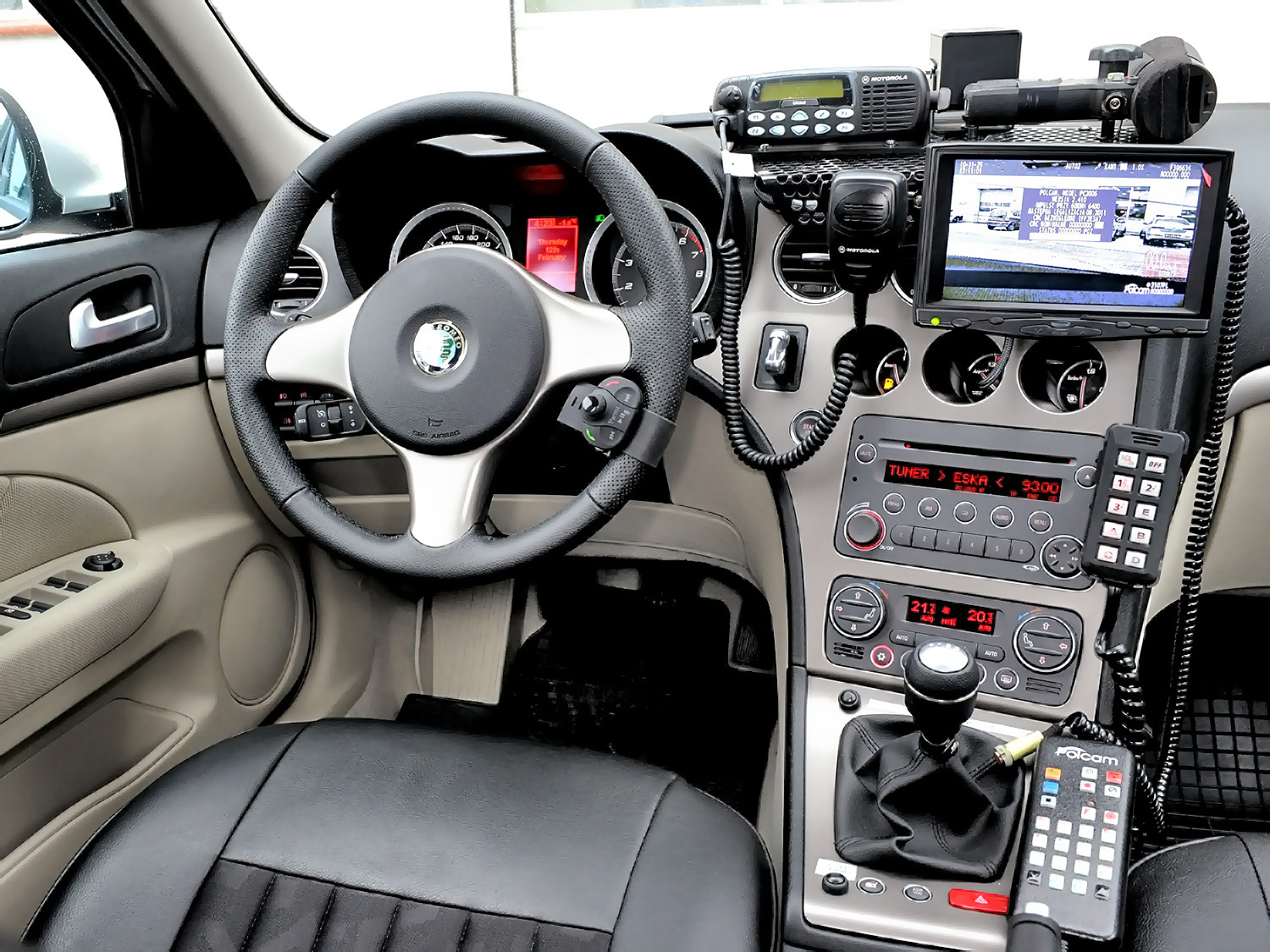 wnętrze radiowozu z wideorejestratorem