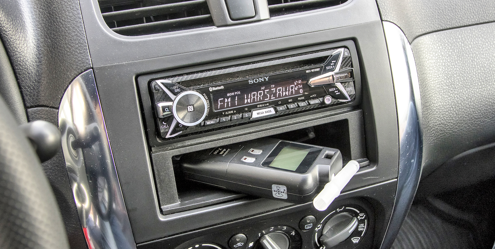 Alkomat w schowku na desce rozdzielczej auta