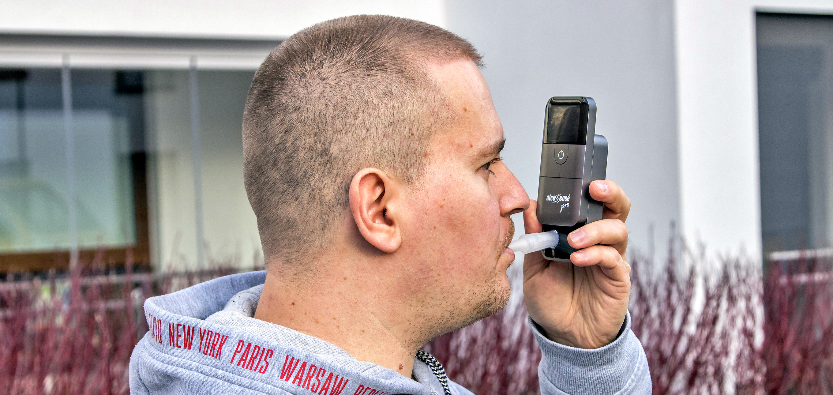 Mężczyzna dmucha w alkomat