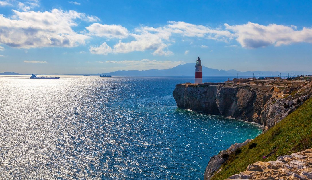 Latarnia morska Europa Point na Gibraltarze z widokiem na Cieśninę Gibraltarską. W tle widoczne Maroko.