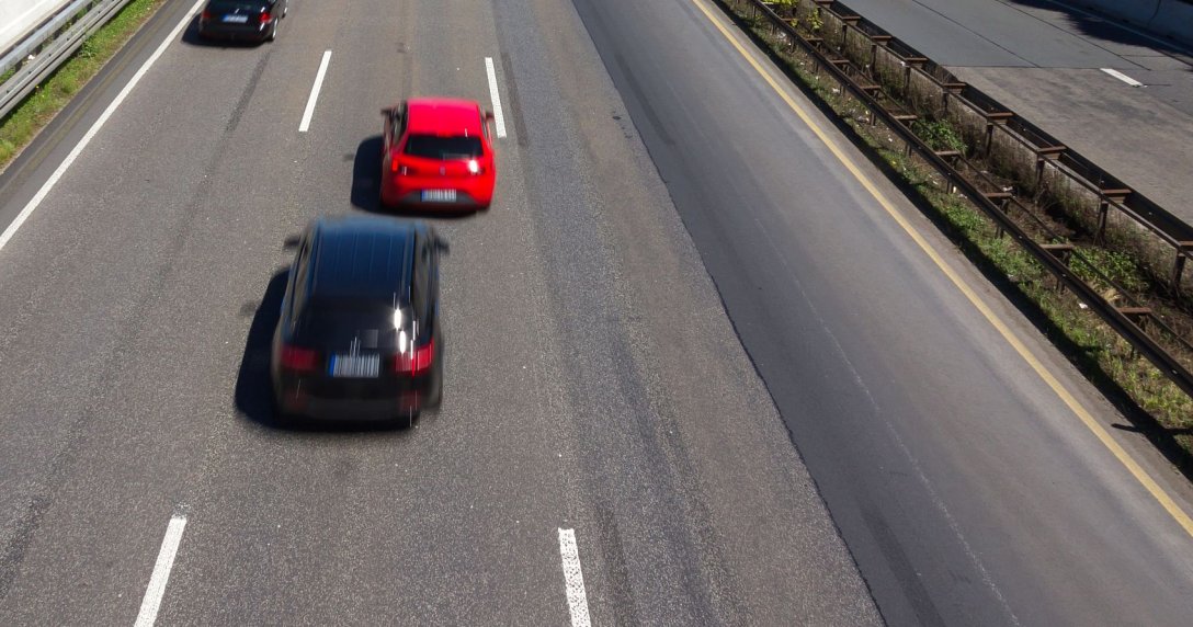 Niemiecka autostrada. Samochody jadące z dużą prędkością