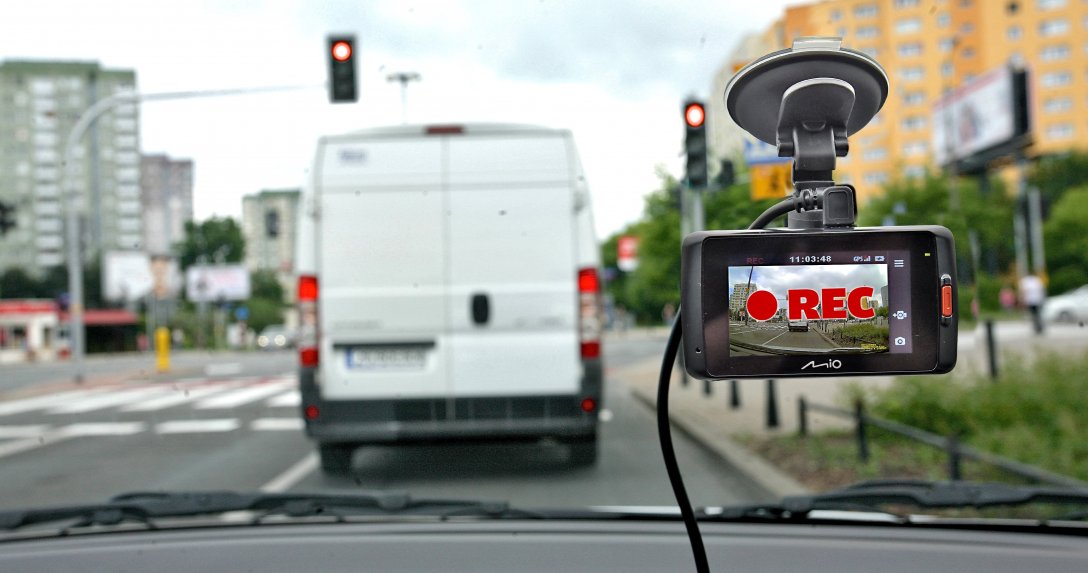 kamera samochodowa rejestrująca przejazd na czerwonym świetle