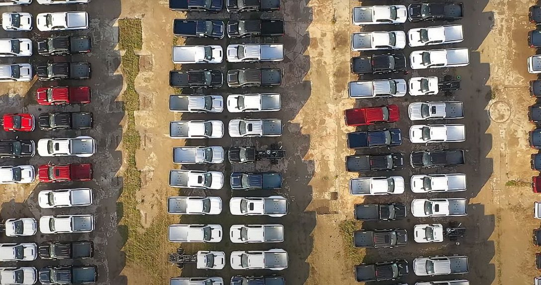 Składowisko nowych pick-upów w Kokomo