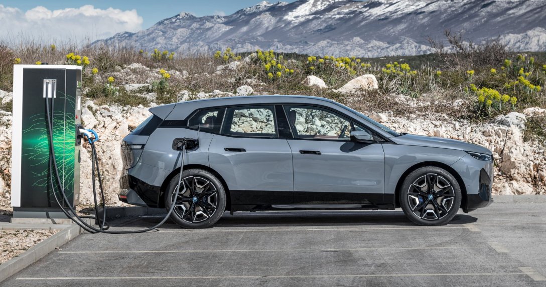 BMW iX przy stacji ładowania