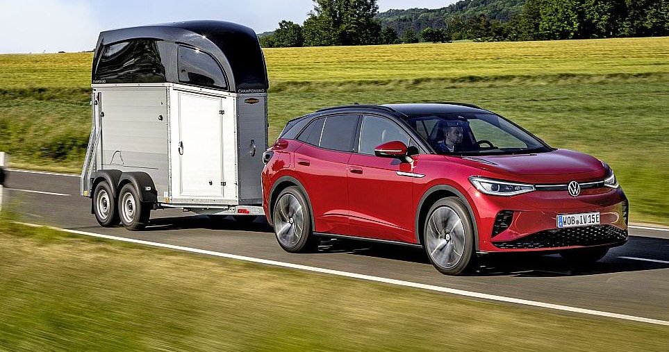 Volkswagen ID.4 z przyczepą do przewozu koni